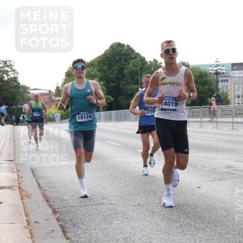 29.06.2025 - hella hamburg halbmarathon Lena Gebhardt http://msf.ph/oto/8419837 29.06.2025 09:41:54 Lombardsbrücke 18124, 1775, 4019, 14506, 1241, 2459, 2604, 2892, 4128, 4571, 6559, 7142, 7862, 9442, 10234, 10485, 10780, 11194, 11965, 12067, 12641, 13440, 13751, 13780, 14019, 14107, 14506, 16169, 16361, 16484, 17003, 17752, 17856, 18124, 18897 meine-sportfotos.de