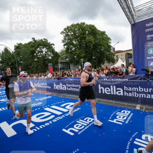 29.06.2025 - hella hamburg halbmarathon Zöllner http://msf.ph/oto/8419847 29.06.2025 10:52:49 Ziel 2287, 2910, 3999, 5077, 5116, 5169, 5194, 8172, 9065, 9163, 9869, 11217, 12482, 14198, 14286, 14805, 16467, 17198, 18331, 19244 meine-sportfotos.de