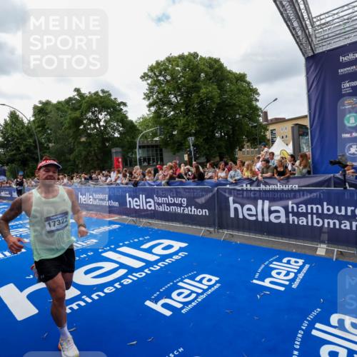 29.06.2025 - hella hamburg halbmarathon Zöllner http://msf.ph/oto/8419856 29.06.2025 10:30:45 Ziel 2851, 7055, 7481, 17322, 18235 meine-sportfotos.de