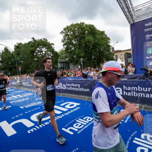 29.06.2025 - hella hamburg halbmarathon Zöllner http://msf.ph/oto/8419861 29.06.2025 10:52:50 Ziel 1657, 2287, 2444, 2814, 2910, 3999, 5077, 5116, 5169, 5194, 8172, 9065, 9163, 9869, 10811, 11217, 11992, 12482, 14198, 14286, 14805, 16467, 17198, 18331, 19244 meine-sportfotos.de