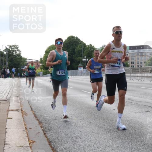 29.06.2025 - hella hamburg halbmarathon Lena Gebhardt http://msf.ph/oto/8419863 29.06.2025 09:41:54 Lombardsbrücke 18124, 17752, 1241, 2459, 2604, 2892, 4128, 4571, 6559, 7142, 7862, 9442, 10234, 10485, 10780, 11194, 11965, 12067, 12641, 13440, 13751, 13780, 14019, 14107, 14506, 16169, 16361, 16484, 17003, 17752, 17856, 18124, 18897 meine-sportfotos.de