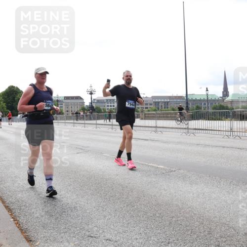 29.06.2025 - hella hamburg halbmarathon Lena Gebhardt http://msf.ph/oto/8419869 29.06.2025 10:27:28 Lombardsbrücke 7944, 564, 1530, 2080, 2306, 2775, 3389, 4358, 4372, 5285, 5494, 5495, 5707, 5825, 6214, 6259, 6637, 7234, 7314, 7764, 7944, 7978, 8056, 8085, 8281, 9349, 9688, 10077, 10158, 10412, 10413, 10465, 11110, 11256, 11766, 12500, 13043, 14020, 14021, 14206, 15108, 15641, 16838, 17049, 17427, 17445, 17791, 18012, 18097, 18301, 18766, 18976 meine-sportfotos.de
