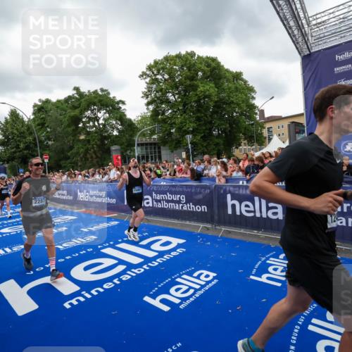 29.06.2025 - hella hamburg halbmarathon Zöllner http://msf.ph/oto/8419882 29.06.2025 10:52:51 Ziel 1257, 1657, 2287, 2444, 2814, 2910, 3999, 5077, 5169, 5194, 8172, 8955, 9065, 9163, 10811, 11217, 11992, 12482, 14198, 14286, 14805, 16467, 17198, 18331, 19244 meine-sportfotos.de