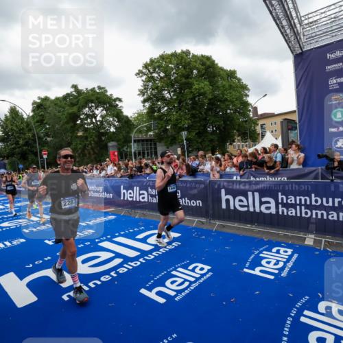 29.06.2025 - hella hamburg halbmarathon Zöllner http://msf.ph/oto/8419891 29.06.2025 10:52:51 Ziel 1257, 1657, 2287, 2444, 2814, 2910, 3999, 5077, 5169, 5194, 8172, 8955, 9065, 9163, 10811, 11217, 11992, 12482, 14198, 14286, 14805, 16467, 17198, 18331, 19244 meine-sportfotos.de