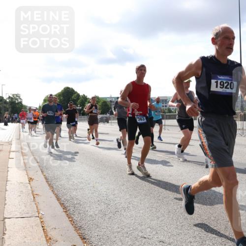 29.06.2025 - hella hamburg halbmarathon Lena Gebhardt http://msf.ph/oto/8419906 29.06.2025 09:51:31 Lombardsbrücke 1319, 363, 1920, 5410, 1136, 1256, 1520, 1570, 1903, 1912, 1920, 1941, 1962, 2579, 2653, 2880, 2972, 3523, 3700, 4297, 4634, 4759, 4843, 4854, 4865, 4888, 4889, 4991, 4999, 5275, 5375, 5387, 5410, 6490, 6593, 6721, 6901, 7092, 7105, 7116, 7284, 7363, 7378, 7693, 7962, 8122, 8319, 8346, 8871, 8966, 9114, 9262, 9313, 9364, 9371, 9755, 9833, 9885, 10193, 10375, 10415, 10469, 10480, 10669, 10934, 11021, 11049, 11417, 11714, 11907, 11959, 12153, 12711, 14201 meine-sportfotos.de
