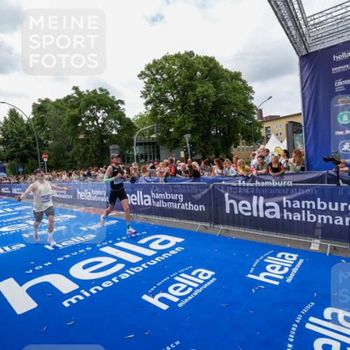 29.06.2025 - hella hamburg halbmarathon Zöllner http://msf.ph/oto/8419919 29.06.2025 10:30:47 Ziel 3379, 7055, 7481, 9508, 18235, 18871 meine-sportfotos.de