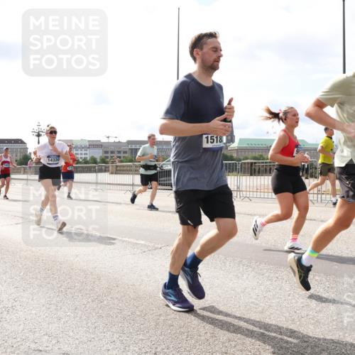 29.06.2025 - hella hamburg halbmarathon Lena Gebhardt http://msf.ph/oto/8419925 29.06.2025 10:18:17 Lombardsbrücke 14320, 12939, 1518, 15182, 1159, 1160, 1234, 1268, 1325, 1554, 1622, 1641, 1820, 1982, 2087, 2147, 2335, 2634, 2703, 2931, 3125, 3138, 3202, 3321, 3482, 3977, 4123, 4383, 4710, 4738, 4804, 5004, 5290, 5909, 6270, 6332, 6533, 7094, 7160, 7454, 7641, 7649, 7838, 7882, 7883, 8067, 8128, 8248, 8341, 8607, 8799, 9222, 9539, 9586, 9658, 9717, 9734, 9748, 9834, 9844, 9964, 10172, 10174, 10332, 10509, 10659, 10687, 10908, 12498, 12541, 12703, 13341 meine-sportfotos.de