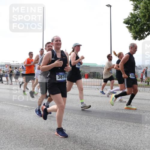 29.06.2025 - hella hamburg halbmarathon Lena Gebhardt http://msf.ph/oto/8419928 29.06.2025 10:42:44 Lombardsbrücke 15977, 14556, 3874, 1994, 181, 2580, 1150, 1360, 1624, 1656, 1929, 1957, 1964, 1994, 2069, 2134, 2401, 2450, 2509, 2538, 2580, 2940, 2941, 3283, 3378, 3605, 3764, 3874, 4092, 4105, 4334, 4353, 4385, 4778, 4891, 4892, 5067, 5403, 5417, 5810, 6120, 6764, 6828, 7040, 7260, 7513, 7557, 7666, 8161, 8459, 8525, 8526, 8529, 8712, 8795, 8816, 8991, 9304, 9378, 9980, 10008, 10454, 10532, 10697, 11142, 11710, 12151, 12441, 13049, 13241 meine-sportfotos.de