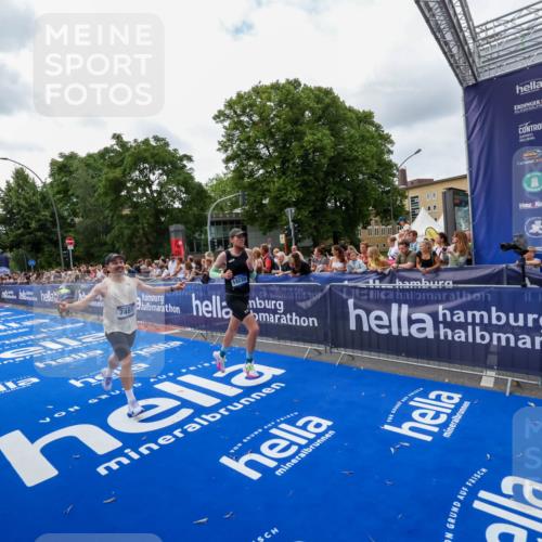 29.06.2025 - hella hamburg halbmarathon Zöllner http://msf.ph/oto/8419930 29.06.2025 10:30:48 Ziel 3379, 7055, 7481, 9381, 9508, 18235, 18871 meine-sportfotos.de