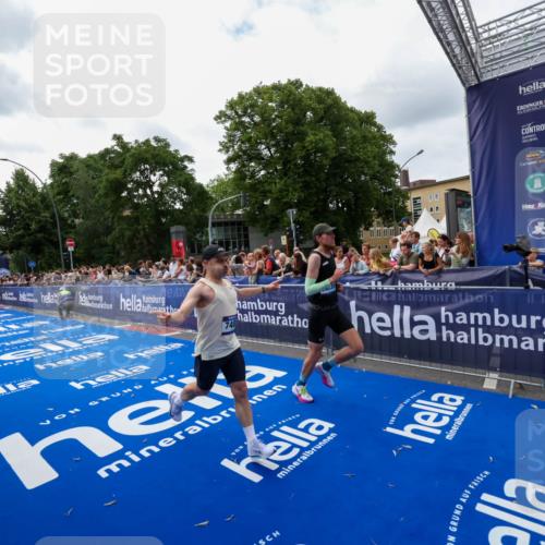 29.06.2025 - hella hamburg halbmarathon Zöllner http://msf.ph/oto/8419946 29.06.2025 10:30:48 Ziel 3379, 7055, 7481, 9381, 9508, 18235, 18871 meine-sportfotos.de