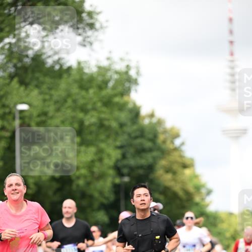29.06.2025 - hella hamburg halbmarathon Dr. Thomas Lammeyer http://msf.ph/oto/8419949 29.06.2025 10:46:42 Kennedybrücke 1039, 1712, 1752, 2069, 2134, 2974, 3276, 3326, 3568, 4329, 4385, 4541, 4680, 4735, 4736, 4885, 5419, 5432, 5671, 6136, 6153, 6320, 6828, 7022, 7023, 7040, 7043, 8004, 8014, 8712, 9644, 10532, 10623, 10842, 11074, 11075 meine-sportfotos.de