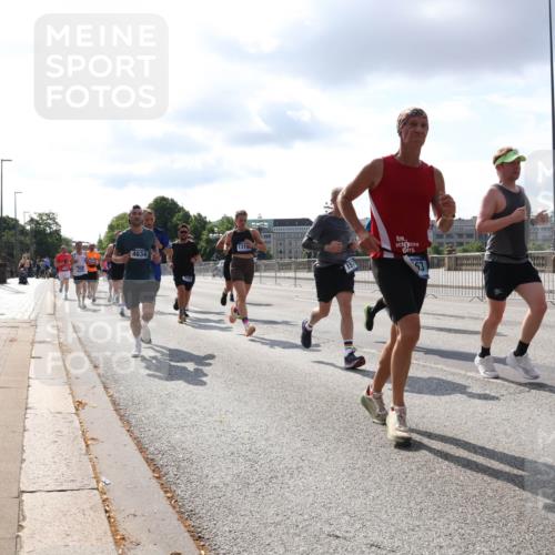 29.06.2025 - hella hamburg halbmarathon Lena Gebhardt http://msf.ph/oto/8419952 29.06.2025 09:51:31 Lombardsbrücke 1319, 4634, 1136, 1256, 1520, 1570, 1903, 1912, 1920, 1941, 1962, 2579, 2653, 2880, 2972, 3523, 3700, 4297, 4634, 4759, 4843, 4854, 4865, 4888, 4889, 4991, 4999, 5275, 5375, 5387, 5410, 6490, 6593, 6721, 6901, 7092, 7105, 7116, 7284, 7363, 7378, 7693, 7962, 8122, 8319, 8346, 8871, 8966, 9114, 9262, 9313, 9364, 9371, 9755, 9833, 9885, 10193, 10375, 10415, 10469, 10480, 10669, 10934, 11021, 11049, 11417, 11714, 11907, 11959, 12153, 12711, 14201 meine-sportfotos.de