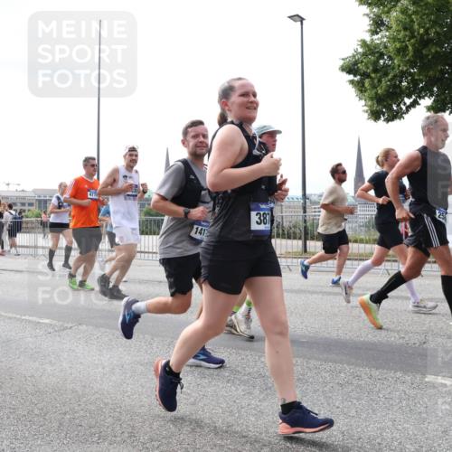 29.06.2025 - hella hamburg halbmarathon Lena Gebhardt http://msf.ph/oto/8419961 29.06.2025 10:42:44 Lombardsbrücke 977, 14556, 477, 141, 387, 25, 1150, 1360, 1624, 1656, 1929, 1957, 1964, 1994, 2069, 2134, 2401, 2450, 2509, 2538, 2580, 2940, 2941, 3283, 3378, 3605, 3764, 3874, 4092, 4105, 4334, 4353, 4385, 4778, 4891, 4892, 5067, 5403, 5417, 5810, 6120, 6764, 6828, 7040, 7260, 7513, 7557, 7666, 8161, 8459, 8525, 8526, 8529, 8712, 8795, 8816, 8991, 9304, 9378, 9980, 10008, 10454, 10532, 10697, 11142, 11710, 12151, 12441, 13049, 13241 meine-sportfotos.de
