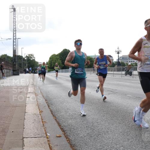 29.06.2025 - hella hamburg halbmarathon Lena Gebhardt http://msf.ph/oto/8419963 29.06.2025 09:41:55 Lombardsbrücke 4019, 1775, 18124, 1241, 2459, 2604, 2892, 4128, 4571, 6559, 7142, 7862, 9442, 10485, 10780, 11194, 11965, 12067, 12641, 13440, 13751, 13780, 14019, 14107, 14506, 16169, 16361, 16484, 17003, 17752, 17856, 18124, 18897 meine-sportfotos.de