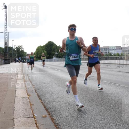 29.06.2025 - hella hamburg halbmarathon Lena Gebhardt http://msf.ph/oto/8419988 29.06.2025 09:41:55 Lombardsbrücke 18124, 7752, 1241, 2459, 2604, 2892, 4128, 4571, 6559, 7142, 7862, 9442, 10485, 10780, 11194, 11965, 12067, 12641, 13440, 13751, 13780, 14019, 14107, 14506, 16169, 16361, 16484, 17003, 17752, 17856, 18124, 18897 meine-sportfotos.de