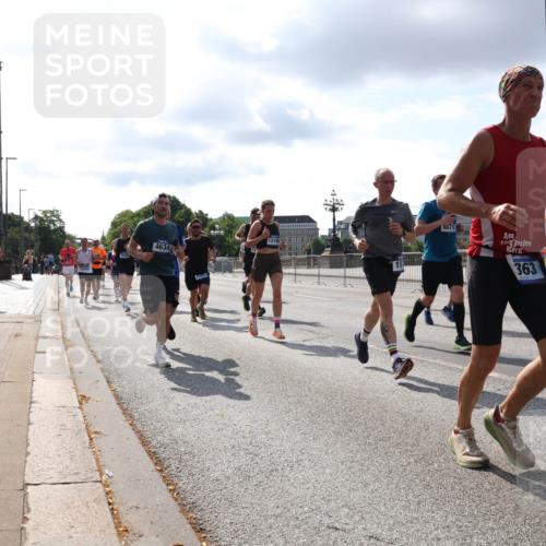 29.06.2025 - hella hamburg halbmarathon Lena Gebhardt http://msf.ph/oto/8419993 29.06.2025 09:51:32 Lombardsbrücke 1319, 4634, 363, 1136, 1256, 1520, 1570, 1903, 1912, 1920, 1941, 2579, 2653, 2880, 2972, 3523, 3700, 4297, 4634, 4759, 4843, 4854, 4865, 4888, 4889, 4991, 4999, 5275, 5375, 5387, 5410, 6490, 6593, 6721, 6901, 7092, 7105, 7284, 7363, 7378, 7693, 7962, 8122, 8319, 8346, 8871, 8900, 9114, 9262, 9313, 9364, 9371, 9755, 9833, 9885, 10193, 10375, 10415, 10469, 10480, 10669, 10934, 11021, 11049, 11417, 11714, 11907, 11959, 12153, 12711, 14201 meine-sportfotos.de