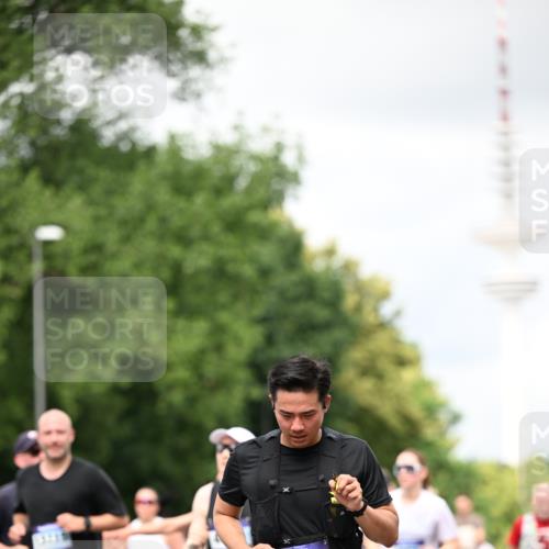 29.06.2025 - hella hamburg halbmarathon Dr. Thomas Lammeyer http://msf.ph/oto/8419994 29.06.2025 10:46:43 Kennedybrücke 1039, 1712, 1752, 2069, 2134, 2974, 3276, 3326, 3568, 4329, 4385, 4541, 4680, 4735, 4736, 4885, 5419, 5432, 5671, 6136, 6153, 6320, 6828, 7022, 7023, 7040, 7043, 7260, 8014, 8712, 9644, 10532, 10623, 10842, 11074, 11075 meine-sportfotos.de