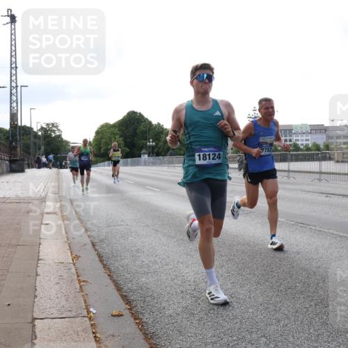 29.06.2025 - hella hamburg halbmarathon Lena Gebhardt http://msf.ph/oto/8420006 29.06.2025 09:41:55 Lombardsbrücke 18124, 7752, 1241, 2459, 2604, 2892, 4128, 4571, 6559, 7142, 7862, 9442, 10485, 10780, 11194, 11965, 12067, 12641, 13440, 13751, 13780, 14019, 14107, 14506, 16169, 16361, 16484, 17003, 17752, 17856, 18124, 18897 meine-sportfotos.de