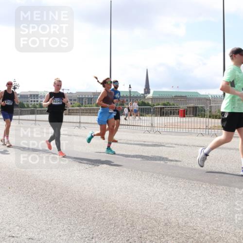 29.06.2025 - hella hamburg halbmarathon Lena Gebhardt http://msf.ph/oto/8420008 29.06.2025 10:05:39 Lombardsbrücke 9737, 9738, 10343, 1229, 1830, 1863, 1936, 1981, 2288, 2298, 2471, 2540, 2624, 3461, 3578, 3929, 4014, 4220, 4782, 5073, 5762, 6059, 8894, 8909, 9075, 9165, 9339, 9477, 9559, 9680, 9736, 9737, 9738, 9917, 10343, 10694, 10791, 10998, 11784, 11873, 11958, 12557, 13221, 14465, 14642, 16092, 16478, 16546, 16847, 17731, 17740, 17885, 18616, 18617, 18973, 19034, 19248 meine-sportfotos.de