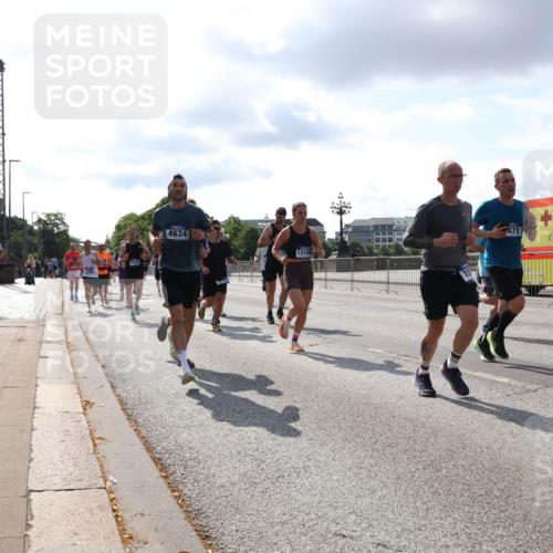 29.06.2025 - hella hamburg halbmarathon Lena Gebhardt http://msf.ph/oto/8420013 29.06.2025 09:51:32 Lombardsbrücke 4634, 0112, 13196, 1136, 1256, 1520, 1570, 1903, 1912, 1920, 1941, 2579, 2653, 2880, 2972, 3523, 3700, 4297, 4634, 4759, 4843, 4854, 4865, 4888, 4889, 4991, 4999, 5275, 5375, 5387, 5410, 6490, 6593, 6721, 6901, 7092, 7105, 7284, 7363, 7378, 7693, 7962, 8122, 8319, 8346, 8871, 8900, 9114, 9262, 9313, 9364, 9371, 9755, 9833, 9885, 10193, 10375, 10415, 10469, 10480, 10669, 10934, 11021, 11049, 11417, 11714, 11907, 11959, 12153, 12711, 14201 meine-sportfotos.de