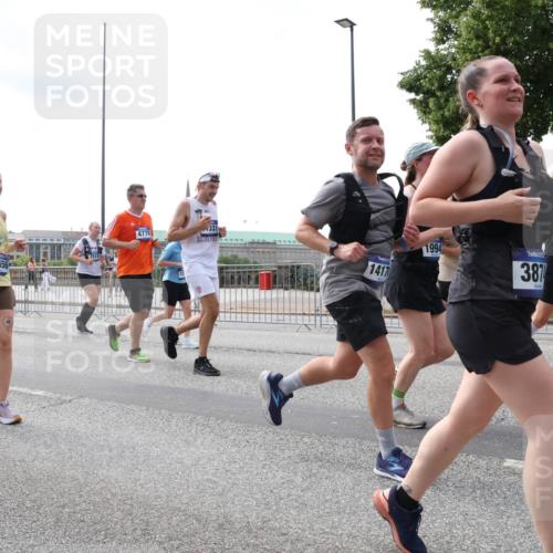 29.06.2025 - hella hamburg halbmarathon Lena Gebhardt http://msf.ph/oto/8420015 29.06.2025 10:42:44 Lombardsbrücke 15977, 104, 15190, 14556, 4778, 331, 1417, 1994, 387, 25, 1150, 1360, 1624, 1656, 1929, 1957, 1964, 1994, 2069, 2134, 2401, 2450, 2509, 2538, 2580, 2940, 2941, 3283, 3378, 3605, 3764, 3874, 4092, 4105, 4334, 4353, 4385, 4778, 4891, 4892, 5067, 5403, 5417, 5810, 6120, 6764, 6828, 7040, 7260, 7513, 7557, 7666, 8161, 8459, 8525, 8526, 8529, 8712, 8795, 8816, 8991, 9304, 9378, 9980, 10008, 10454, 10532, 10697, 11142, 11710, 12151, 12441, 13049, 13241 meine-sportfotos.de