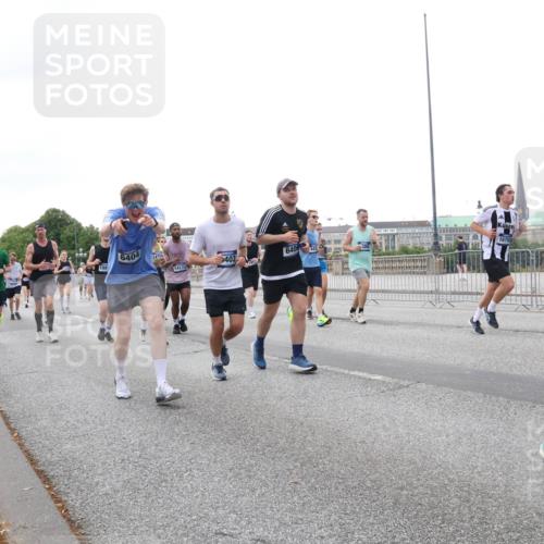 29.06.2025 - hella hamburg halbmarathon Lena Gebhardt http://msf.ph/oto/8420020 29.06.2025 10:52:21 Lombardsbrücke 526, 6404, 14915, 14235, 403, 6406, 16752, 8196, 819, 1418, 1826, 1978, 2420, 2528, 2983, 3038, 3140, 3645, 4087, 4273, 4436, 4598, 4606, 4815, 5062, 5262, 5360, 6386, 6403, 6404, 6406, 6456, 6671, 6985, 7511, 7682, 7690, 7691, 7735, 7812, 8194, 8196, 8250, 8251, 8621, 9068, 9070, 9103, 9368, 9460, 9730, 9731, 10080, 10296, 10342, 10392, 10533, 10634, 10673, 10884, 10928, 11084, 11101, 11126, 11127, 11297, 11375, 11736, 11899, 11974, 12546, 12558 meine-sportfotos.de