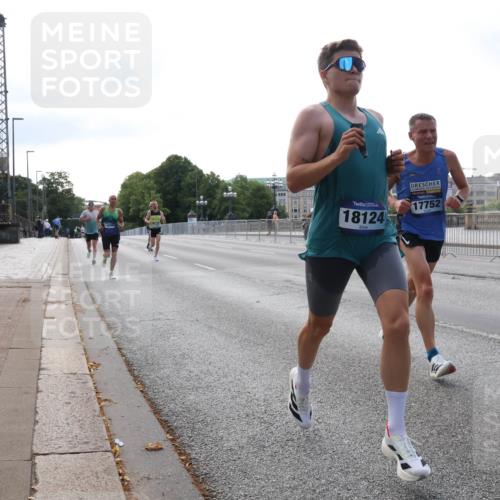 29.06.2025 - hella hamburg halbmarathon Lena Gebhardt http://msf.ph/oto/8420028 29.06.2025 09:41:56 Lombardsbrücke 18124, 17752, 1241, 2459, 2604, 2892, 4128, 4571, 6559, 7142, 7862, 9442, 10485, 10780, 11194, 11965, 12067, 12641, 13440, 13751, 13780, 14019, 14107, 14506, 16169, 16361, 16484, 17003, 17752, 17856, 18124, 18897 meine-sportfotos.de