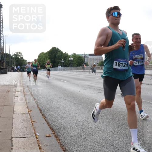 29.06.2025 - hella hamburg halbmarathon Lena Gebhardt http://msf.ph/oto/8420049 29.06.2025 09:41:56 Lombardsbrücke 14506, 18124, 17752, 1241, 2459, 2604, 2892, 4128, 4571, 6559, 7142, 7862, 9442, 10485, 10780, 11194, 11965, 12067, 12641, 13440, 13751, 13780, 14019, 14107, 14506, 16169, 16361, 16484, 17003, 17752, 17856, 18124, 18897 meine-sportfotos.de