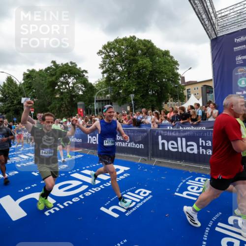 29.06.2025 - hella hamburg halbmarathon Zöllner http://msf.ph/oto/8420050 29.06.2025 10:52:56 Ziel 1257, 1258, 1657, 2099, 2444, 2814, 2910, 4557, 4558, 4770, 5077, 5907, 8139, 8720, 8955, 9065, 9163, 10724, 10811, 11217, 11992, 14198, 14286 meine-sportfotos.de