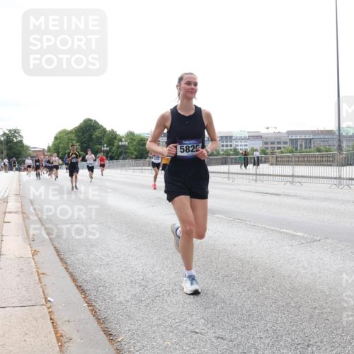 29.06.2025 - hella hamburg halbmarathon Lena Gebhardt http://msf.ph/oto/8420058 29.06.2025 10:27:31 Lombardsbrücke 5825, 1530, 2080, 2306, 2775, 3389, 4358, 4372, 5285, 5495, 5707, 5825, 6214, 6259, 6637, 7234, 7314, 7764, 7944, 7978, 8085, 8281, 9349, 9688, 10077, 10158, 10412, 10413, 11110, 11256, 11766, 12500, 13043, 14020, 14021, 14206, 15108, 15641, 16838, 17049, 17427, 17445, 17791, 18012, 18097, 18301, 18626, 18766, 18976 meine-sportfotos.de
