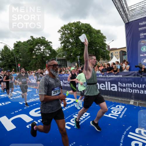 29.06.2025 - hella hamburg halbmarathon Zöllner http://msf.ph/oto/8420076 29.06.2025 10:52:57 Ziel 1257, 1258, 1657, 2099, 2444, 2814, 2910, 4557, 4558, 4770, 5077, 5907, 8139, 8720, 8955, 10724, 10811, 11217, 11992, 14198, 14286, 15430, 18720 meine-sportfotos.de