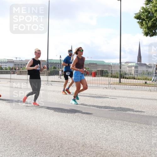 29.06.2025 - hella hamburg halbmarathon Lena Gebhardt http://msf.ph/oto/8420086 29.06.2025 10:05:40 Lombardsbrücke 9736, 12924, 1229, 1448, 1830, 1863, 1936, 1981, 2288, 2298, 2471, 2540, 2624, 3461, 3578, 3929, 4014, 4169, 4220, 4782, 5073, 5762, 6059, 8894, 8909, 9075, 9165, 9339, 9477, 9559, 9680, 9736, 9737, 9738, 9917, 10343, 10694, 10791, 10998, 11784, 11873, 11958, 12557, 13221, 14465, 14642, 16092, 16478, 16546, 16847, 17731, 17740, 17885, 18616, 18617, 18973, 19034, 19248 meine-sportfotos.de