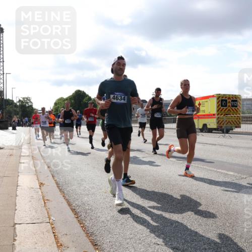 29.06.2025 - hella hamburg halbmarathon Lena Gebhardt http://msf.ph/oto/8420093 29.06.2025 09:51:33 Lombardsbrücke 1520, 4634, 112, 3196, 0112, 13479, 1136, 1256, 1520, 1570, 1903, 1912, 1920, 1941, 2579, 2653, 2880, 2972, 3523, 3700, 4297, 4634, 4759, 4843, 4854, 4865, 4888, 4889, 4991, 4999, 5275, 5375, 5387, 5410, 6490, 6593, 6721, 6901, 7092, 7105, 7363, 7378, 7693, 7962, 8122, 8319, 8346, 8871, 8900, 9114, 9262, 9313, 9364, 9371, 9755, 9833, 9885, 10193, 10319, 10375, 10415, 10480, 10669, 10934, 11021, 11049, 11417, 11714, 11907, 11959, 12153, 12623, 12711, 14201 meine-sportfotos.de