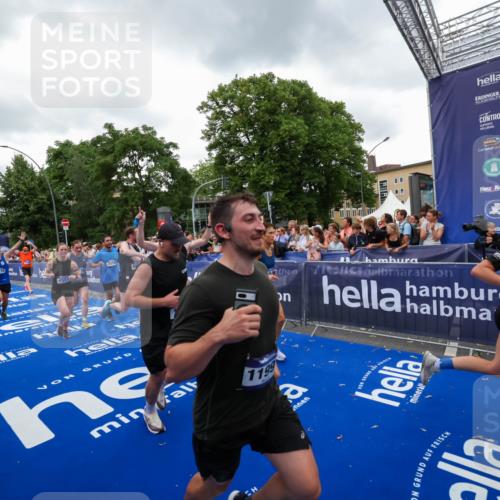29.06.2025 - hella hamburg halbmarathon Zöllner http://msf.ph/oto/8420111 29.06.2025 10:52:58 Ziel 1257, 1258, 1657, 2099, 2444, 2814, 2910, 4557, 4558, 4770, 5077, 5907, 8139, 8720, 8955, 10724, 10811, 11217, 11992, 12519, 14791, 15430, 18720 meine-sportfotos.de