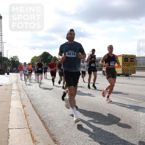 29.06.2025 - hella hamburg halbmarathon Lena Gebhardt http://msf.ph/oto/8420119 29.06.2025 09:51:33 Lombardsbrücke 1520, 15828, 4634, 13479, 13196, 112, 1628, 1136, 1256, 1520, 1570, 1903, 1912, 1920, 1941, 2579, 2653, 2880, 2972, 3523, 3700, 4297, 4634, 4759, 4843, 4854, 4865, 4888, 4889, 4991, 4999, 5275, 5375, 5387, 5410, 6490, 6593, 6721, 6901, 7092, 7105, 7363, 7378, 7693, 7962, 8122, 8319, 8346, 8871, 8900, 9114, 9262, 9313, 9364, 9371, 9755, 9833, 9885, 10193, 10319, 10375, 10415, 10480, 10669, 10934, 11021, 11049, 11417, 11714, 11907, 11959, 12153, 12623, 12711, 14201 meine-sportfotos.de