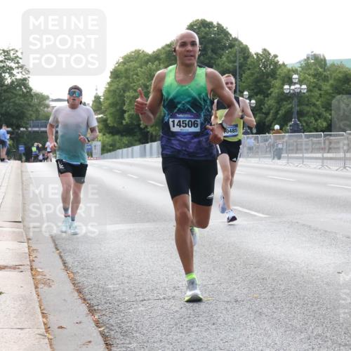 29.06.2025 - hella hamburg halbmarathon Lena Gebhardt http://msf.ph/oto/8420123 29.06.2025 09:41:57 Lombardsbrücke 14506, 0485, 1241, 2459, 2604, 2892, 4128, 4571, 6559, 7142, 7862, 9442, 10485, 10780, 11194, 11965, 12067, 12641, 13440, 13751, 13780, 14019, 14107, 14506, 16169, 16361, 16484, 17003, 17752, 17856, 18124, 18897 meine-sportfotos.de
