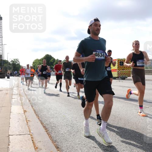 29.06.2025 - hella hamburg halbmarathon Lena Gebhardt http://msf.ph/oto/8420144 29.06.2025 09:51:33 Lombardsbrücke 7105, 4634, 13479, 1319, 1136, 1256, 1520, 1570, 1903, 1912, 1920, 1941, 2579, 2653, 2880, 2972, 3523, 3700, 4297, 4634, 4759, 4843, 4854, 4865, 4888, 4889, 4991, 4999, 5275, 5375, 5387, 5410, 6490, 6593, 6721, 6901, 7092, 7105, 7363, 7378, 7693, 7962, 8122, 8319, 8346, 8871, 8900, 9114, 9262, 9313, 9364, 9371, 9755, 9833, 9885, 10193, 10319, 10375, 10415, 10480, 10669, 10934, 11021, 11049, 11417, 11714, 11907, 11959, 12153, 12623, 12711, 14201 meine-sportfotos.de