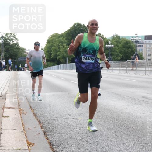 29.06.2025 - hella hamburg halbmarathon Lena Gebhardt http://msf.ph/oto/8420166 29.06.2025 09:41:58 Lombardsbrücke 14506, 1241, 2459, 2604, 2892, 4128, 4571, 6559, 7142, 7862, 10485, 10780, 11194, 11965, 12067, 12641, 13440, 13751, 13780, 14019, 14107, 14506, 16169, 16361, 16484, 17003, 17752, 18124, 18897 meine-sportfotos.de