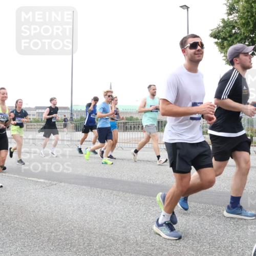 29.06.2025 - hella hamburg halbmarathon Lena Gebhardt http://msf.ph/oto/8420209 29.06.2025 10:52:23 Lombardsbrücke 14215, 18817, 1418, 1826, 1978, 2362, 2420, 2528, 2983, 3038, 3140, 3645, 4087, 4273, 4436, 4591, 4598, 4606, 4815, 5062, 5262, 5360, 6386, 6403, 6404, 6406, 6456, 6671, 6985, 7511, 7682, 7690, 7691, 7735, 7812, 8194, 8196, 8250, 8251, 8621, 9068, 9070, 9103, 9368, 9460, 9730, 9731, 10080, 10296, 10342, 10392, 10533, 10634, 10673, 10884, 10928, 11084, 11101, 11126, 11127, 11297, 11375, 11736, 11899, 11974, 12546, 12558 meine-sportfotos.de