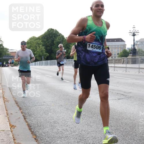 29.06.2025 - hella hamburg halbmarathon Lena Gebhardt http://msf.ph/oto/8420227 29.06.2025 09:41:58 Lombardsbrücke 14506, 1241, 2459, 2604, 2892, 4128, 4571, 6559, 7142, 7862, 10485, 10780, 11194, 11965, 12067, 12641, 13440, 13751, 13780, 14019, 14107, 14506, 16169, 16361, 16484, 17003, 17752, 18124, 18897 meine-sportfotos.de