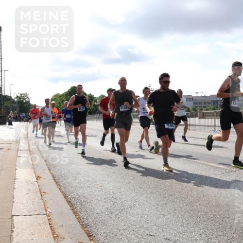 29.06.2025 - hella hamburg halbmarathon Lena Gebhardt http://msf.ph/oto/8420232 29.06.2025 09:51:34 Lombardsbrücke 11417, 105, 1136, 1256, 1520, 1570, 1903, 1912, 1920, 1941, 2579, 2653, 2880, 2972, 3437, 3523, 3700, 4297, 4634, 4759, 4843, 4854, 4865, 4888, 4889, 4991, 4999, 5275, 5375, 5387, 5410, 6490, 6593, 6721, 6901, 7092, 7105, 7363, 7378, 7693, 7962, 8319, 8346, 8871, 8900, 9114, 9262, 9313, 9364, 9371, 9755, 9885, 10319, 10375, 10415, 10480, 10669, 10934, 11021, 11049, 11417, 11714, 11907, 11959, 12153, 12623, 12711, 14201 meine-sportfotos.de