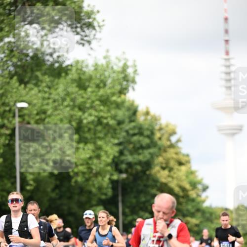 29.06.2025 - hella hamburg halbmarathon Dr. Thomas Lammeyer http://msf.ph/oto/8420259 29.06.2025 10:46:51 Kennedybrücke 1039, 1752, 2069, 2134, 2509, 2974, 3276, 3326, 3378, 3568, 4385, 4680, 4735, 4736, 5419, 5671, 6136, 6440, 6828, 7022, 7023, 7040, 7043, 7260, 7357, 7666, 8014, 8525, 8526, 9644, 9980, 10532, 10623, 10842, 11074, 11075, 11331 meine-sportfotos.de
