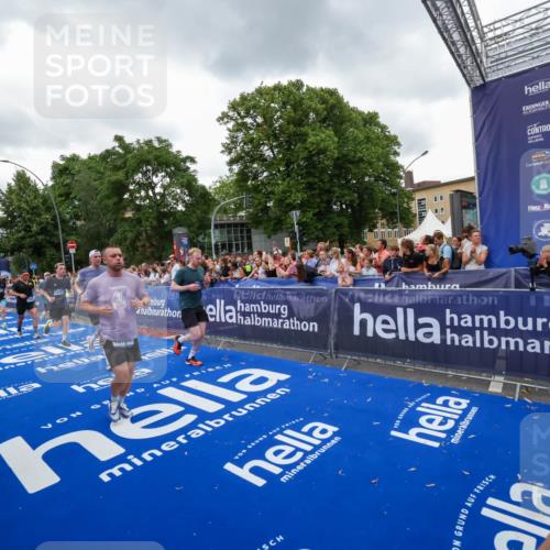 29.06.2025 - hella hamburg halbmarathon Zöllner http://msf.ph/oto/8420281 29.06.2025 10:53:04 Ziel 3059, 3258, 3334, 4121, 4770, 5907, 7509, 7864, 8587, 9093, 9537, 12155, 12367, 12519, 12910, 14791, 15430, 18590, 18720 meine-sportfotos.de