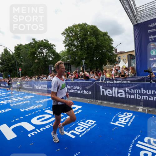 29.06.2025 - hella hamburg halbmarathon Zöllner http://msf.ph/oto/8420286 29.06.2025 10:31:11 Ziel 3201, 5826, 10929, 13754, 18177 meine-sportfotos.de
