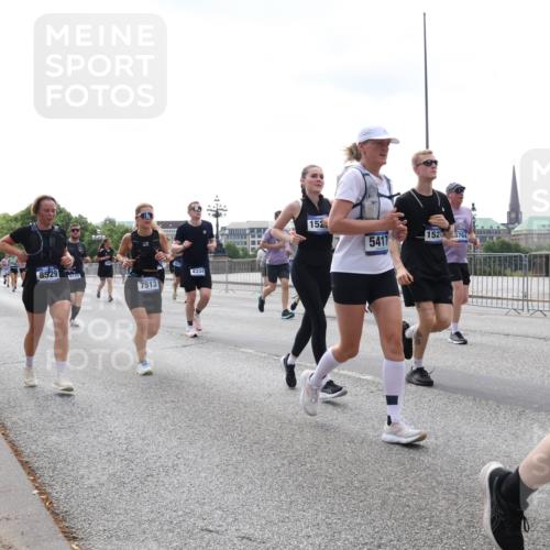 29.06.2025 - hella hamburg halbmarathon Lena Gebhardt http://msf.ph/oto/8420289 29.06.2025 10:42:46 Lombardsbrücke 8529, 6120, 7513, 4334, 152, 152, 5764, 5417, 1150, 1360, 1656, 1929, 1957, 1964, 1994, 2069, 2134, 2158, 2401, 2450, 2509, 2538, 2580, 2940, 2941, 3283, 3378, 3605, 3764, 3874, 4092, 4105, 4334, 4353, 4385, 4778, 4891, 4892, 5067, 5403, 5417, 5810, 5967, 6120, 6764, 6828, 7040, 7260, 7513, 7557, 7666, 8161, 8459, 8525, 8526, 8529, 8795, 8816, 8991, 9304, 9378, 9980, 10008, 10180, 10454, 10532, 10697, 11142, 11710, 12151, 12441, 13049, 13241 meine-sportfotos.de