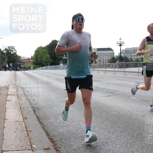 29.06.2025 - hella hamburg halbmarathon Lena Gebhardt http://msf.ph/oto/8420308 29.06.2025 09:42:00 Lombardsbrücke 10485, 1241, 2459, 2604, 2892, 4128, 4571, 6559, 7142, 7862, 10485, 10780, 11194, 11965, 12067, 12641, 13440, 13751, 13780, 14019, 14107, 14506, 16169, 16361, 16484, 17003, 17752, 18124, 18897 meine-sportfotos.de