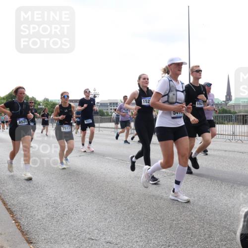 29.06.2025 - hella hamburg halbmarathon Lena Gebhardt http://msf.ph/oto/8420312 29.06.2025 10:42:47 Lombardsbrücke 2401, 8529, 120, 7513, 4334, 2940, 152, 341, 152, 1150, 1360, 1656, 1788, 1929, 1957, 1964, 1994, 2069, 2103, 2134, 2158, 2401, 2450, 2509, 2538, 2580, 2940, 2941, 3283, 3378, 3605, 3764, 3874, 4092, 4105, 4334, 4385, 4778, 4891, 4892, 5067, 5403, 5417, 5810, 5967, 6120, 6764, 6828, 7040, 7260, 7513, 7557, 7666, 8161, 8525, 8526, 8529, 8795, 8816, 8991, 9304, 9378, 9980, 10008, 10180, 10454, 10532, 10697, 11142, 11710, 12151, 12441, 13049, 13241 meine-sportfotos.de