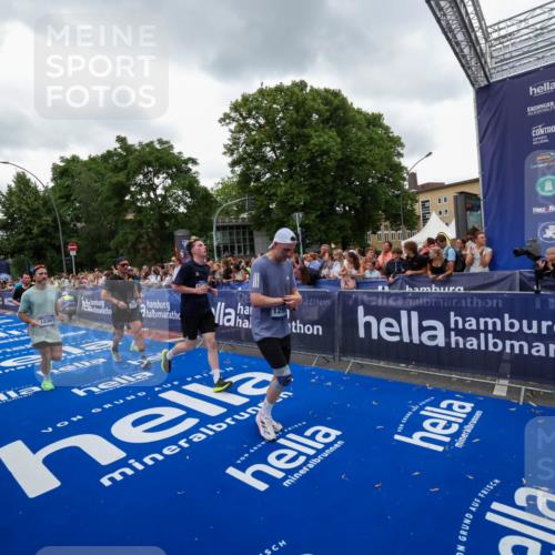 29.06.2025 - hella hamburg halbmarathon Zöllner http://msf.ph/oto/8420317 29.06.2025 10:53:06 Ziel 2208, 3059, 3258, 3334, 4121, 7509, 7864, 8587, 9093, 9537, 12155, 12367, 12519, 12910, 14323, 14791, 15430, 18590, 18720, 19208 meine-sportfotos.de