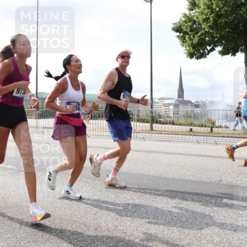 29.06.2025 - hella hamburg halbmarathon Lena Gebhardt http://msf.ph/oto/8420325 29.06.2025 10:05:41 Lombardsbrücke 9738, 36, 9737, 1229, 1448, 1830, 1842, 1863, 1936, 1981, 2288, 2298, 2471, 2540, 2624, 3461, 3578, 3929, 4014, 4169, 4220, 4782, 5073, 5762, 6059, 8894, 8909, 9075, 9165, 9339, 9477, 9559, 9680, 9736, 9737, 9738, 9917, 10343, 10694, 10791, 10998, 11784, 11873, 11958, 12557, 13221, 14465, 14642, 16092, 16478, 16546, 16847, 17731, 17740, 17885, 18616, 18617, 18857, 18973, 19034, 19248 meine-sportfotos.de