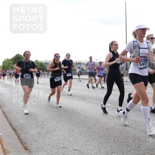29.06.2025 - hella hamburg halbmarathon Lena Gebhardt http://msf.ph/oto/8420328 29.06.2025 10:42:47 Lombardsbrücke 2401, 8529, 4334, 7513, 2940, 2941, 5417, 1150, 1360, 1656, 1788, 1929, 1957, 1964, 1994, 2069, 2103, 2134, 2158, 2401, 2450, 2509, 2538, 2580, 2940, 2941, 3283, 3378, 3605, 3764, 3874, 4092, 4105, 4334, 4385, 4778, 4891, 4892, 5067, 5403, 5417, 5810, 5967, 6120, 6764, 6828, 7040, 7260, 7513, 7557, 7666, 8161, 8525, 8526, 8529, 8795, 8816, 8991, 9304, 9378, 9980, 10008, 10180, 10454, 10532, 10697, 11142, 11710, 12151, 12441, 13049, 13241 meine-sportfotos.de